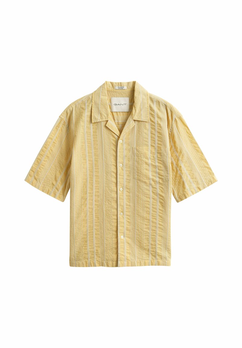 Gelbes kurzärmeliges Hemd mit durchgehender Knopfleiste, vertikalen strukturierten Streifen und einer Brusttasche, flach auf einem weißen Hintergrund ausgelegt.