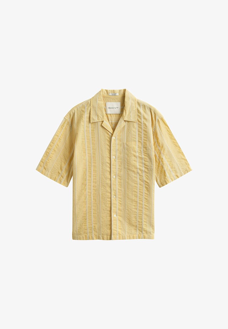 Gelbes kurzärmeliges Hemd mit durchgehender Knopfleiste, vertikalen strukturierten Streifen und einer Brusttasche, flach auf einem weißen Hintergrund ausgelegt.