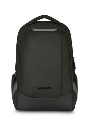 Zaino in tessuto verde scuro con fondo grigio. Presenta una maniglia superiore, tasche laterali con zip e un logo nero sul davanti.