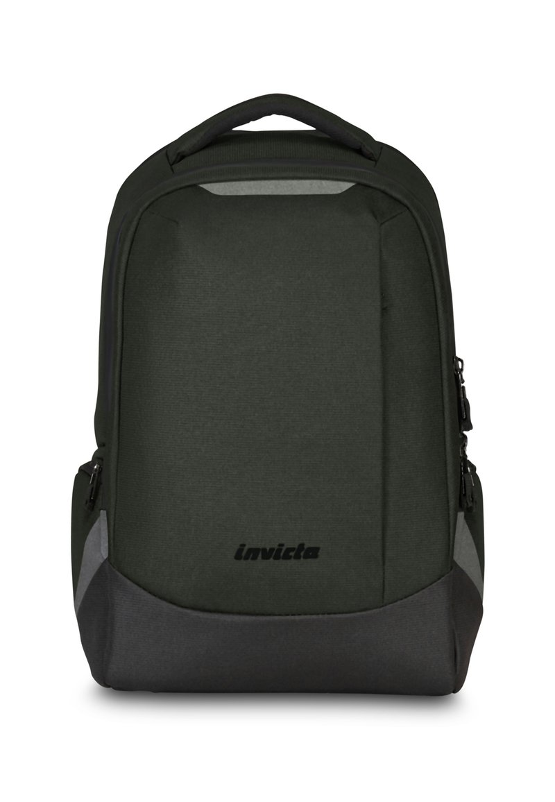 Zaino in tessuto verde scuro con fondo grigio. Presenta una maniglia superiore, tasche laterali con zip e un logo nero sul davanti.