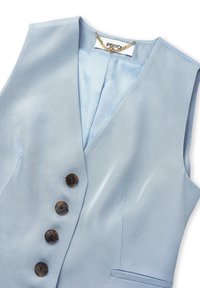 Gilet azzurro chiaro realizzato in tessuto liscio, con scollatura a V, cinque bottoni rotondi marroni e una fodera interna con un motivo.