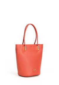 Borsa tote in pelle corallo con superficie texture, manici sottili, dettagli metallici e una patch con logo sul davanti.