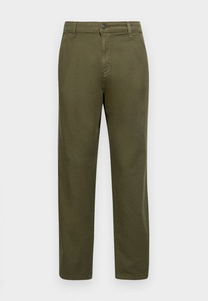 Olivgrüne Baumwollhose mit geradem Bein, Knopfverschluss und minimalen Nähdetails. Glatte Textur und keine auffälligen Muster.