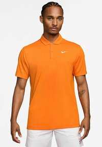 Nike narancssárga póló ing rövid ujjal, gallérral, és fehér logóval a bal mellrészen. Simító textúrájú, letisztult dizájnú és testhezálló fazonú.