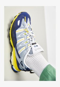 Unausgewählt, light grey/yellow/dark blue