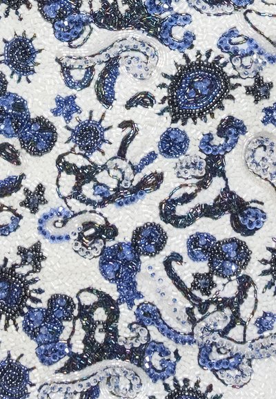 Tkanina z koralikami z misternymi niebiesko-białymi wirującymi wzorami, o zróżnicowanej fakturze, błyszczących akcentach i refleksyjnych detalach.