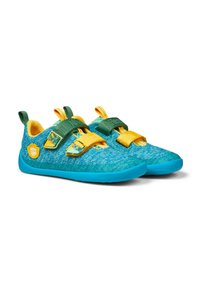 Scarpe in tessuto blu e verdi con accenti gialli, dotate di due cinturini regolabili in Velcro, punta arrotondata e superficie testurizzata.