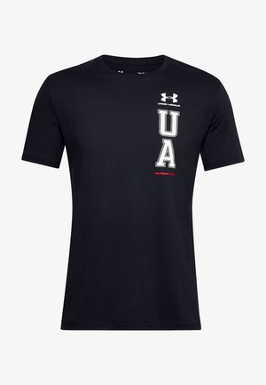T-shirt noir à manches courtes avec logo Under Armour et grandes lettres blanches verticales "UA" sur le côté droit de la poitrine.