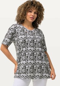 Ulla Popken CORAL REEF SHORT SLEEVE V-NECK  - Triko s potiskem - black