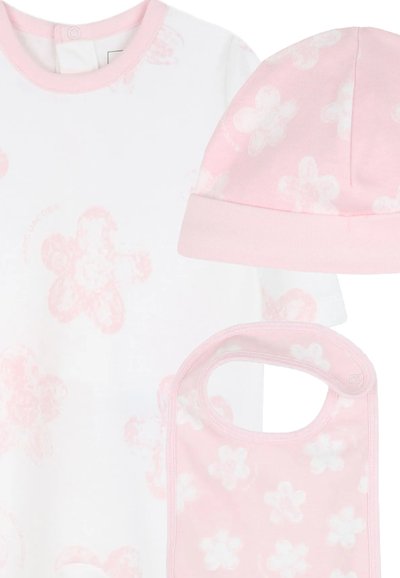 Un body en coton blanc avec un motif de fleurs roses, accompagné d'un bonnet et d'un bavoir assortis en rose, le tout présentant une texture douce et lisse.