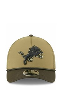 Khakifarbene Baseballmütze mit schwarzem, gesticktem Löwenlogo, strukturiertem Design und einem dunkelgrünen Schirm. Verfügt über ein verstellbares Band für die Größenanpassung.