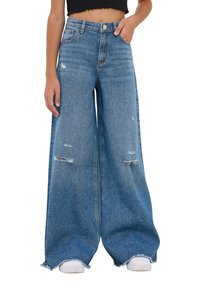 Terranova WIDE LEG CON STRAPPI - Jeans a zampa - blu denim medio