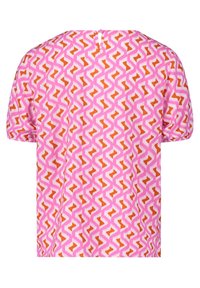 Blouse à manches courtes avec motif géométrique en zigzag rose, blanc et orange et petite ouverture en goutte d'eau dans le dos au niveau de l'encolure.