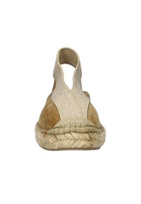 Beige espadrille sandaal met een bovenwerk van suede en canvas, uitsnijdingen aan de zijkanten en een geweven jute zool. Heeft een lage achterkant voor eenvoudig aantrekken.