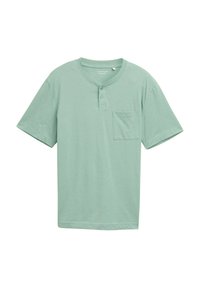 Tricou scurt cu maneci scurte, de culoare verde mentă, realizat dintr-un material moale, cu guler rotund, placket cu trei nasturi și un buzunar pe piept.