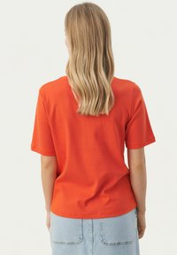 Part Two RATANA - Paprasti marškinėliai - mandarin red