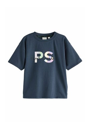 Tamnoplav majica s kratkimi rokavi iz bombaža, ki ima barvit logotip "PS" in ročno napisano besedo "Paul Smith" v kontrastni zasnovi.