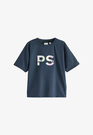 Marinblå bomullströja med korta ärmar, med en färgglad "PS"-logotyp och handskriven "Paul Smith"-text i en kontrasterande design.