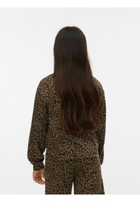 Leopardo rašto džemperių ir kelnių komplektas rudos ir juodos spalvų, su ilgomis rankovėmis ir laisvo silueto, minkštos tekstūros ir elastinėmis rankogalių apykaklėmis.