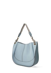Borsa a spalla in pelle azzurro chiaro con forma curva, rifiniture scure a contrasto, dettagli in metallo dorato e tracolla regolabile a righe.
