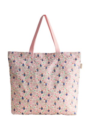 Rozā tote soma ar gariem rokturiem, klāta ar nelielu ilustrētu tēlu, koku un ziedu rakstu pasteļtoņos.