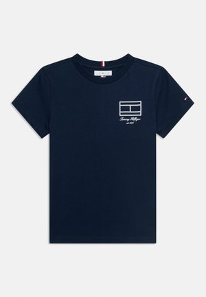 T-shirt bleu marine à manches courtes avec col rond, petit logo blanc Tommy Hilfiger et texte "Tommy Hilfiger est. 1985" sur la poitrine.