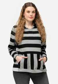 Sudadera a rayas negras y grises con un bolsillo frontal, cuello redondo y mangas largas. Confeccionada en una tela suave y con un ajuste holgado.