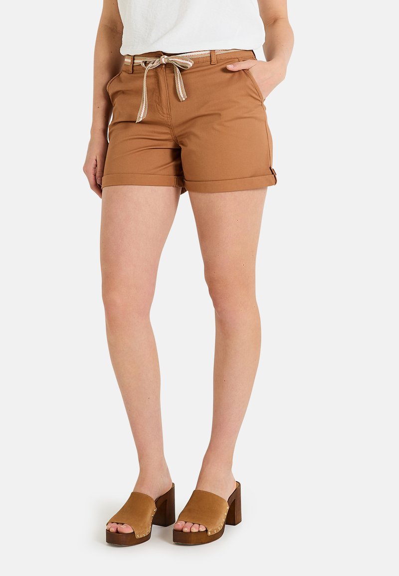 Shorts de algodón marrones con dobladillo enrollado, que cuentan con una cintura con cordón y un acento a rayas. Combinados con zuecos marrones de tacón, que dejan ver los dedos del pie.