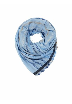 Écharpe bleu clair avec des rayures bleu foncé et beige, roulée lâchement avec des bords à franges sur fond blanc.