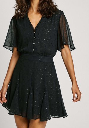 Czarna sukienka z przezroczystej tkaniny, z krótkimi, falującymi rękawami, dekoltem w serek i zdobieniem na guzikach, z rozkloszowanym dołem i błyszczącymi akcentami.