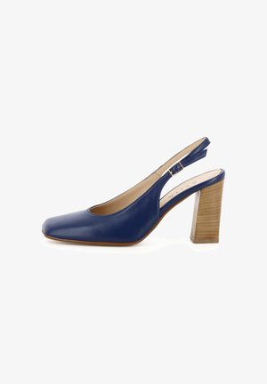 Navyblauwe leren slingback pump met vierkante neus, verstelbare gouden gespsluiting en gestapelde houten blokhak.