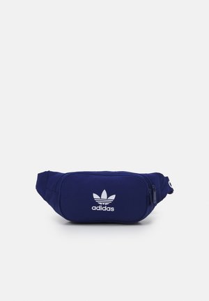 Navyblå Adidas bæltetaske med frontlynlåslomme og hvid Adidas trefoil-logo centreret på ensfarvet baggrund.