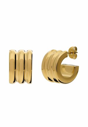 Set glanzende gouden oorringen met een driedubbel geribbeld design, één van voren en één van opzij met een pen en vlindersluiting.