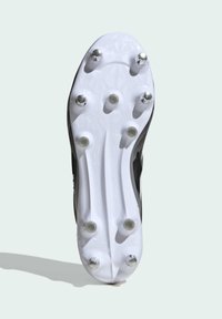 Kopačka za nogomet s teksturiranom bijelom podlogom i šest metalnih klupica. Ima elegantan crni dizajn s kontrastnim oblikom.