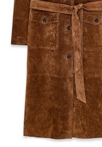 Cappotto in suede marrone con cintura, dotato di due tasche sul petto, grandi bottoni e una superficie morbida e testurizzata. Progettato con una linea dritta.
