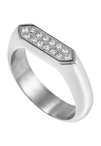Anillo de plata con un diseño geométrico que presenta una fila de piedras preciosas transparentes dispuestas en una forma rectangular en la parte superior. Banda lisa y pulida.