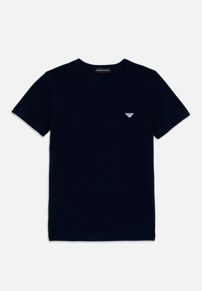 Zwart T-shirt met korte mouwen en ronde hals, met een klein wit Emporio Armani arendlogo op de linkerborst.