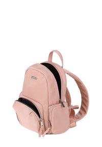 Zaino in pelle rosa con forma arrotondata, due compartimenti con zip, spallacci regolabili e texture liscia. Accessori in metallo argento.