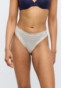 Culotte de bikini rayée avec un bord en dentelle, présentant des rayures horizontales claires et foncées, un tissu doux et un nœud décoratif à l'avant.