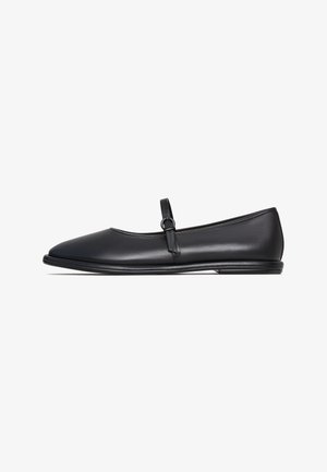 Ballerines noires en cuir avec un bout rond, une sangle fine sur le coup de pied et une semelle basse. Texture lisse et détails minimalistes.