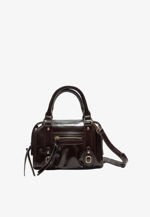Hnedá lakovaná kožená kabelka s dvojitými uchami, odnímateľným ramenným popruhom, prednou zipsovou vreckom a akcentmi zlatého tónu.