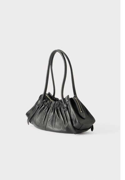 Μαύρη δερμάτινη τσάντα χειρός με πτυχώσεις, διπλές επάνω λαβές και ορατή τσέπη με φερμουάρ σε λευκό φόντο.