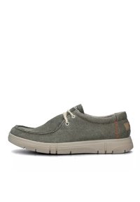 Scarpa in tessuto verde con superficie texturizzata, punta rotonda, suola sintetica e lacci beige. Presenta un distintivo accento arancione sul lato.
