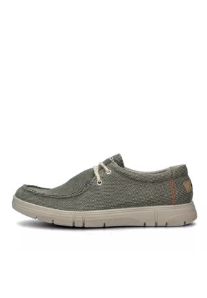 Scarpa in tessuto verde con superficie texturizzata, punta rotonda, suola sintetica e lacci beige. Presenta un distintivo accento arancione sul lato.