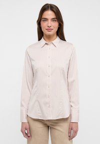 Langärmliges Hemd in heller Beige mit feinen vertikalen Streifen. Verfügt über einen klassischen Kragen, durchgehende Knopfleiste und geknöpfte Ärmel. Glatte Stoffstruktur.