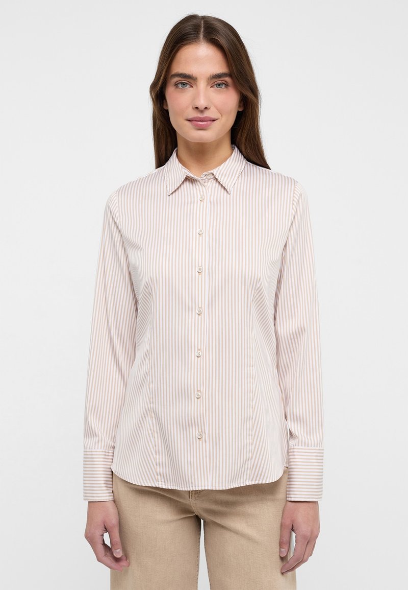 Langarmshirt in lichtbeige met dunne verticale strepen. Heeft een klassieke kraag, knoopsluiting aan de voorkant en manchetten. Soepele stoftextuur.