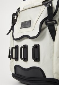 Oakley KITCHEN SINK UNISEX - Potovalni nahrbtnik - mist