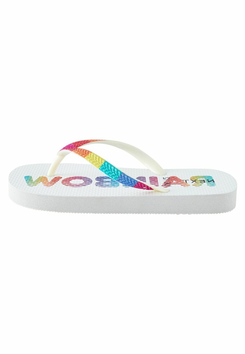 Tongs blanches avec une semelle texturée, des lanières blanches et un motif arc-en-ciel coloré sur le dessus avec le mot "Arc-en-ciel" en lettres grasses.