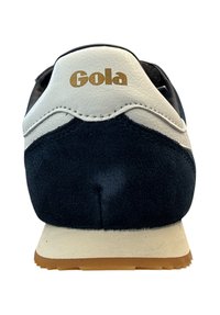 Scarpa sportiva in suede blu scuro e pelle bianca con suola in gomma beige. Caratterizzata da un logo dorato "Gola" sul tallone. Design classico.