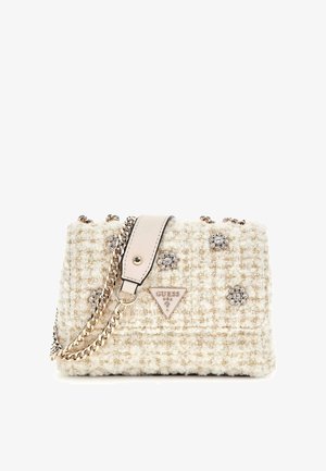 Tweed handtas in crème met zilveren versieringen. Bevat een gouden schouderband, een leren accent en een driehoekige logo plaat aan de voorkant.